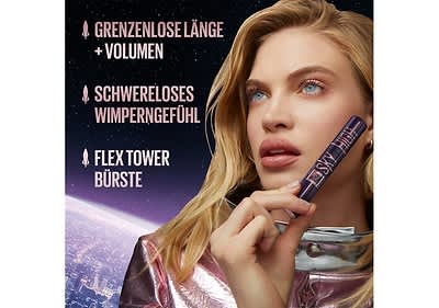 Frau mit Mascara vor Weltraumhintergrund