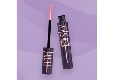 Lila Mascara mit geöffneter Bürste
