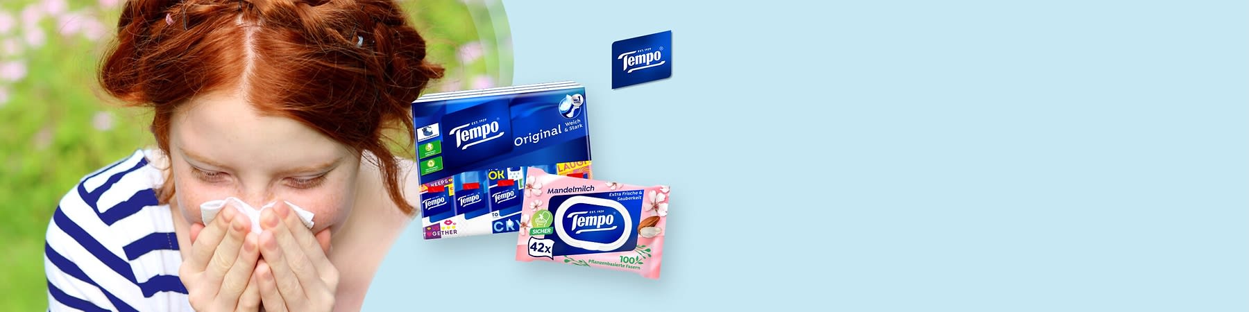 Tempo Taschentücher-Packungen auf blauem Hintergrund