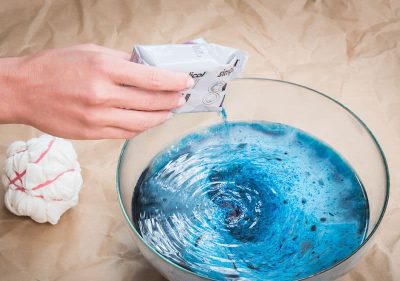 Batiken: Wasser+ Textilfarbe in Schüssel geben