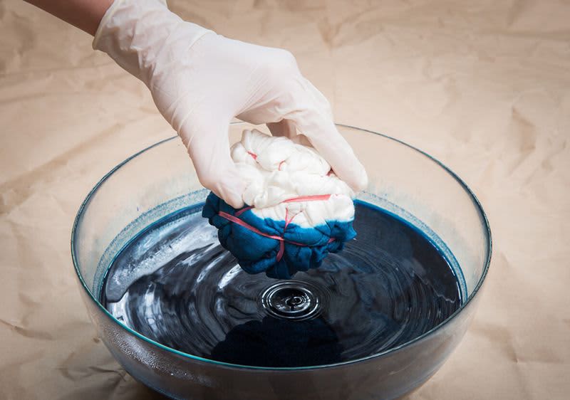 Batiken: Tshirt in Farbe einweichen