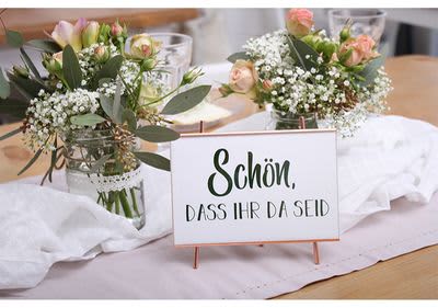 Aufsteller in Roségold mit Motto „Schön, dass ihr da seid“