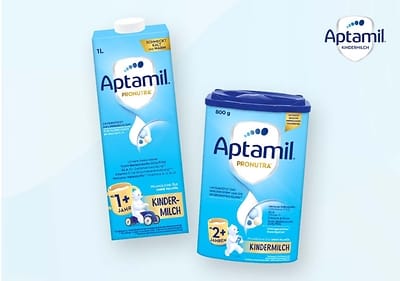 Zwei Aptamil Kindermilchpackungen auf blauem Hintergrund