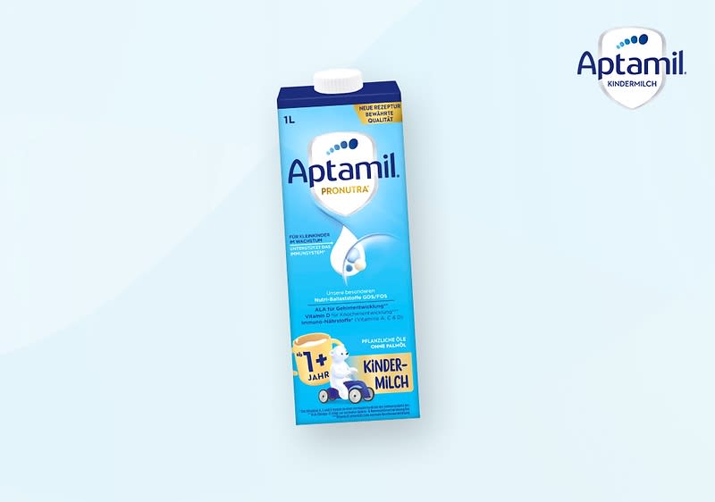 Eine blaue Verpackung von Aptamil Kindermilch mit der Aufschrift „Pronutra“ und „1+ Jahre“. Oben rechts das Aptamil-Logo.