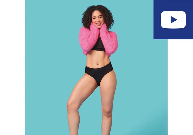 Frau in pinkem Pullover und schwarzer Unterwäsche