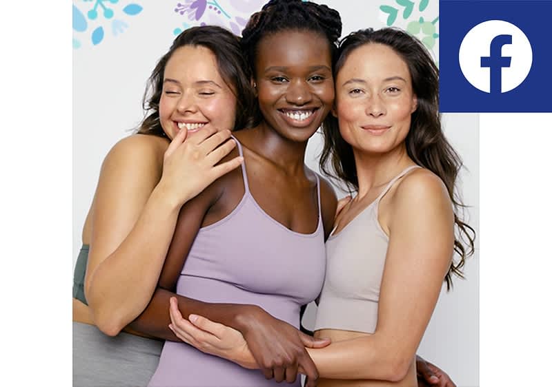 Frauen umarmen sich und lachen dabei