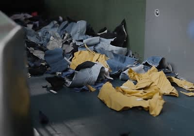 Zerrissene Stoffe auf einem Fließband