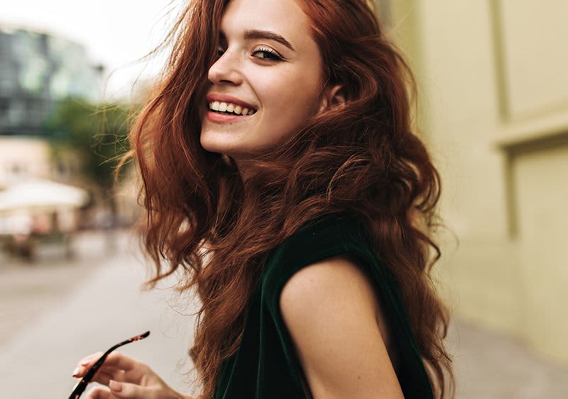 Frau mit naturroten Haaren