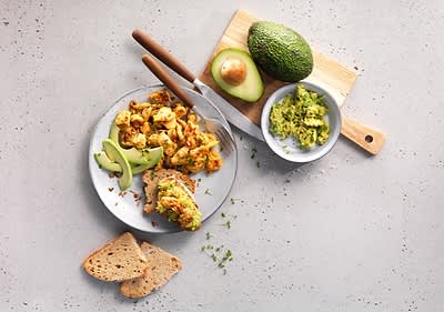 Rührei mit Avocado und Brot