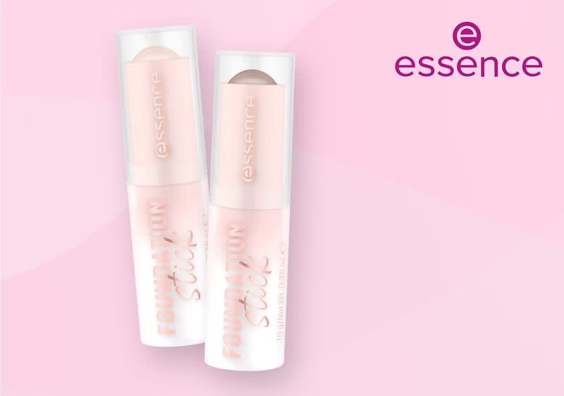 Zwei Essence Foundation Sticks auf rosa Hintergrund
