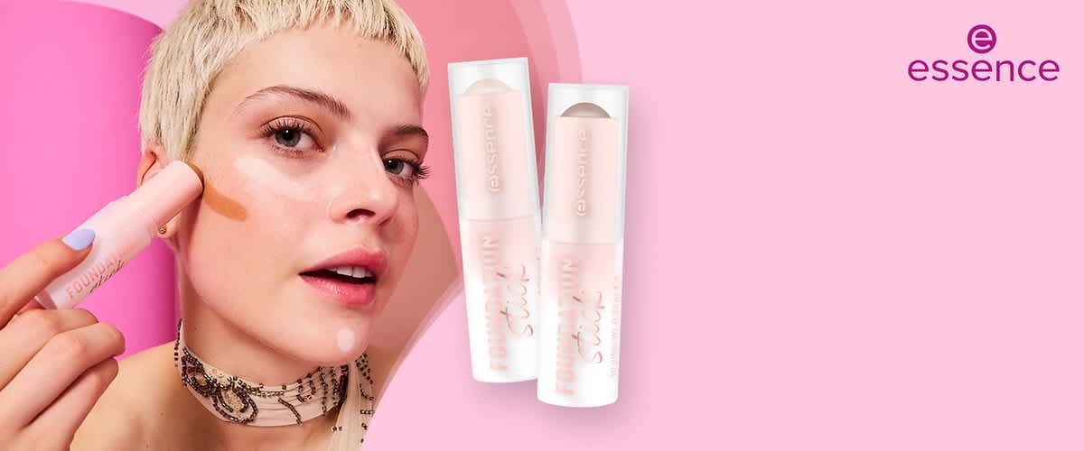 Zwei Essence Foundation Sticks auf rosa Hintergrund