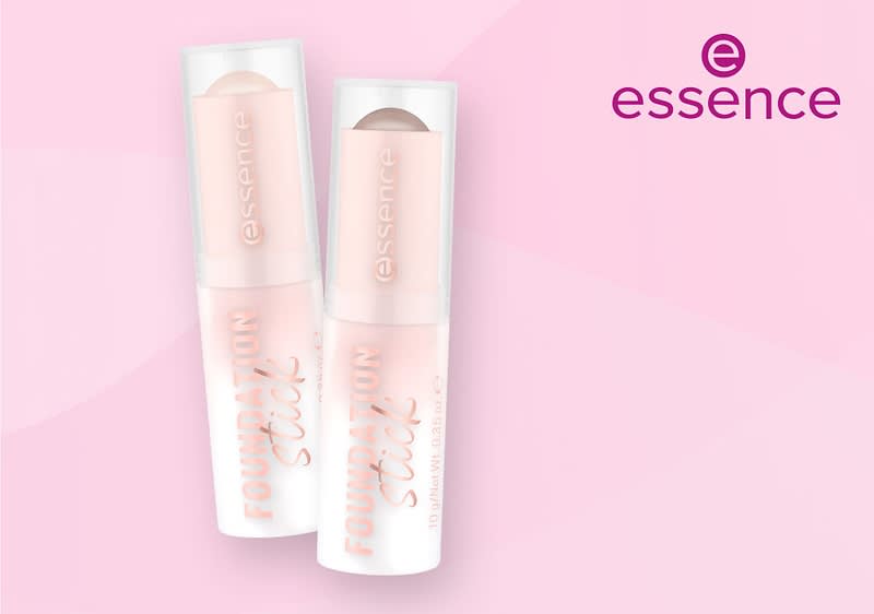 Zwei Essence Foundation Sticks auf rosa Hintergrund