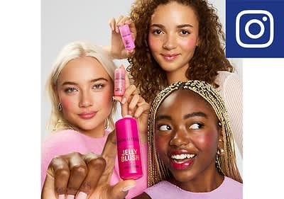 Drei Personen halten bunte Kosmetikprodukte