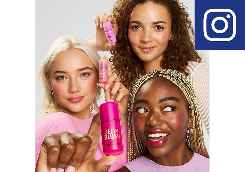 Drei Personen halten bunte Kosmetikprodukte