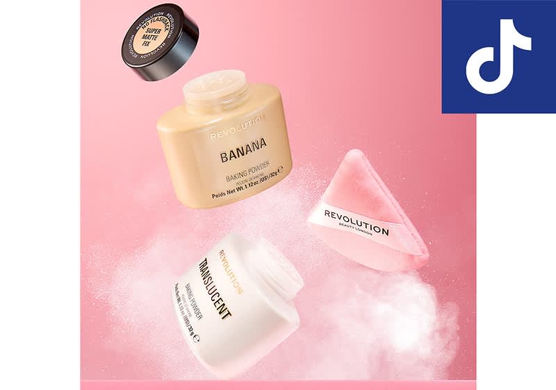 Schwebende Kosmetikprodukte auf rosa Hintergrund