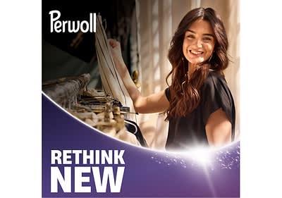 Frau betrachtet Kleidung im Geschäft