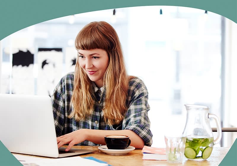 Frau arbeitet am Laptop im Café