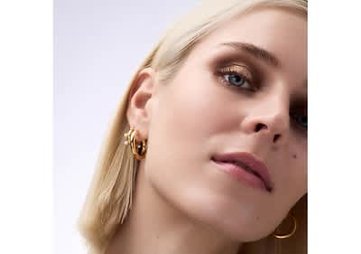 Blonde Frau mit goldenen Ohrringen