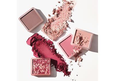 Zerbröselte Lidschatten in Rosa- und Brauntönen