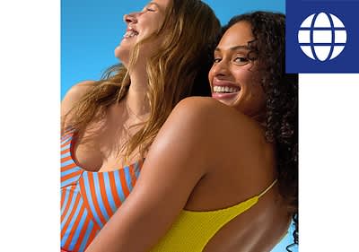 Zwei Frauen in bunten Badeanzügen