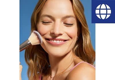 Frau trägt Make-up auf