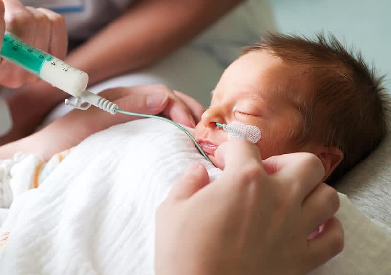 Ein Baby wird medizinisch versorgt.