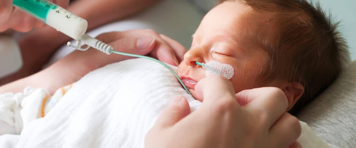 Ein Baby wird medizinisch versorgt.