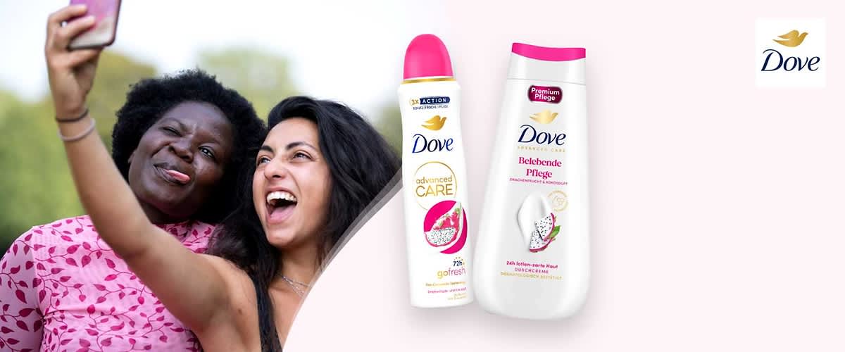Zwei weiße Dove-Produktflaschen nebeneinander: links ein Deo-Spray mit pinkem Deckel und Aufschrift „advanced CARE“ und „72h goFresh“, rechts eine Duschcreme mit pinker Kappe und Aufschrift „Dove Advanced Care Belebende Pflege“ sowie Bild einer Drachenfrucht, oben rechts kleines Dove-Logo
