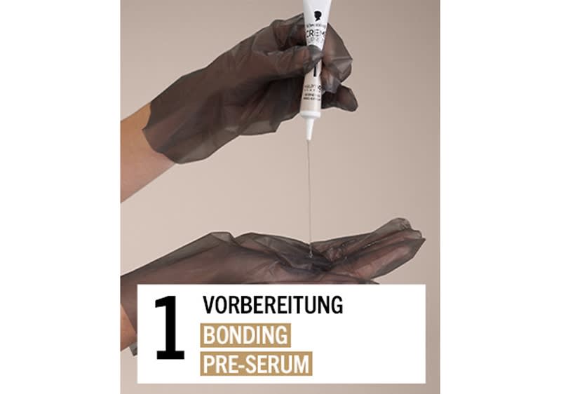 Hand in Handschuhen mit Tube Creme
