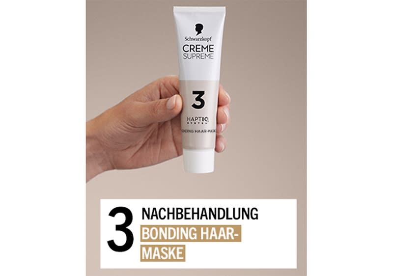 Hand hält Haarkur-Tube von Schwarzkopf