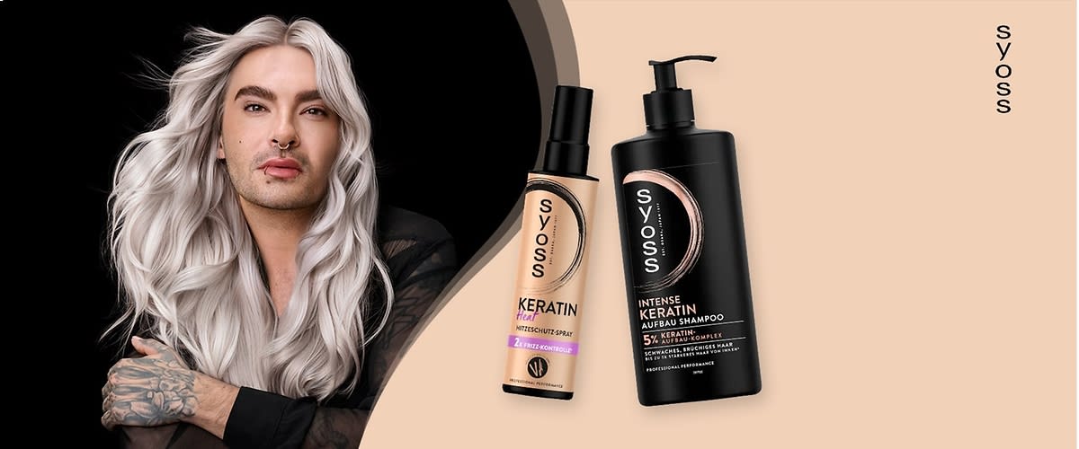 Zwei Haarpflegeprodukte der Marke Syoss auf einem hellen Hintergrund, links eine beige Sprühflasche mit der Aufschrift Syoss Keratin Heat Hitzeschutz-Spray , rechts eine schwarze Flasche mit Pumpspender und der Aufschrift Syoss Intense Keratin Aufbau Shampoo, beide Produkte tragen das Syoss-Logo und das Wort Keratin in großen Buchstaben, rechts daneben steht vertikal der Markenname Syoss in schwarzer Schrift.