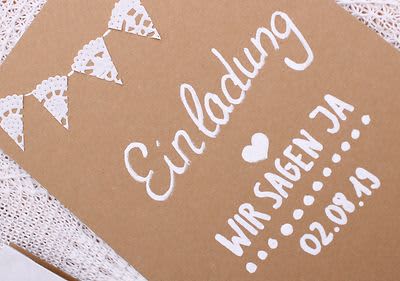 Hochzeitseinladung aus brauner Kartonage mit Spitzendetails