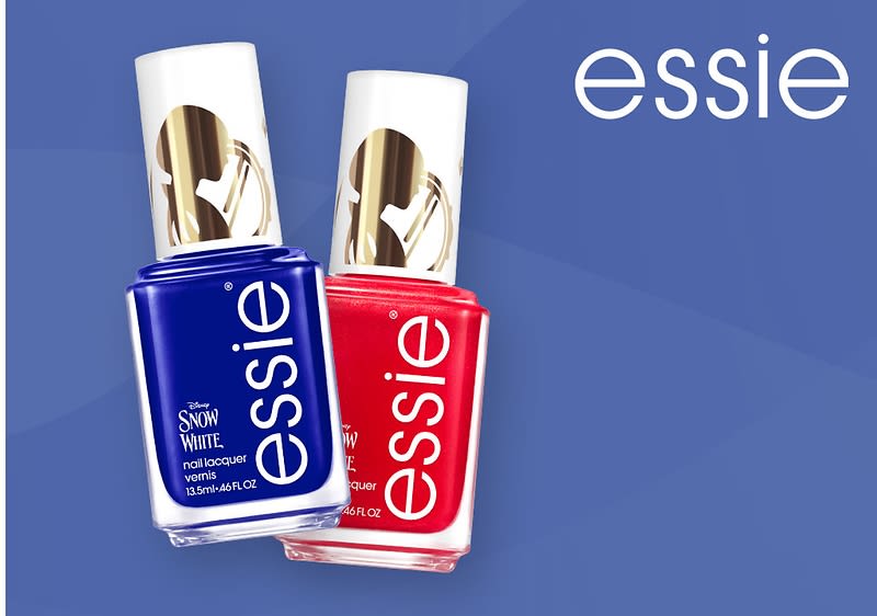 Zwei Essie-Nagellackflaschen auf blauem Hintergrund