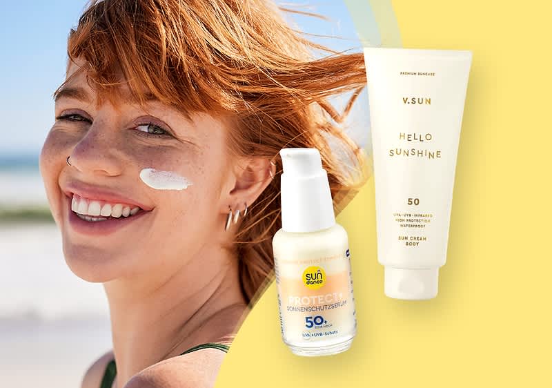 Sonnencreme und Sonnenschutzflasche vor Strandhintergrund mit einer lächelnden jungen Frau