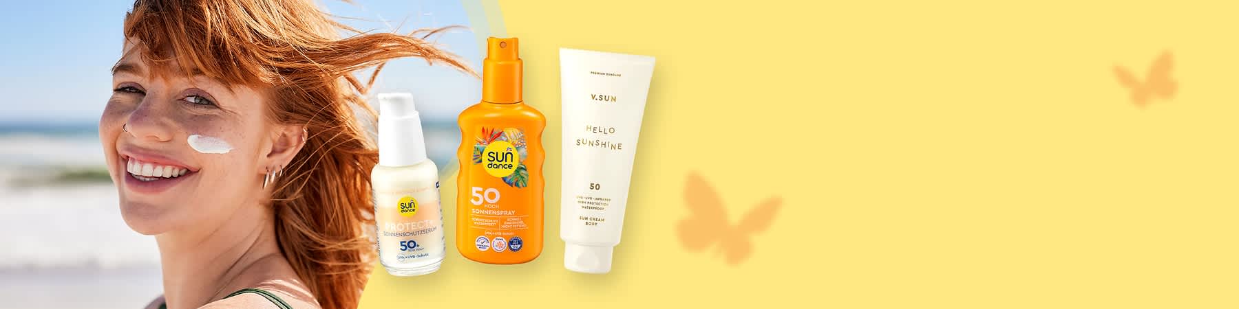 Sonnencreme und Sonnenschutzflasche vor Strandhintergrund mit einer lächelnden jungen Frau