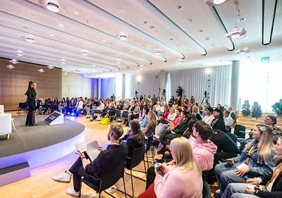 Menschen bei einer Konferenz im Saal