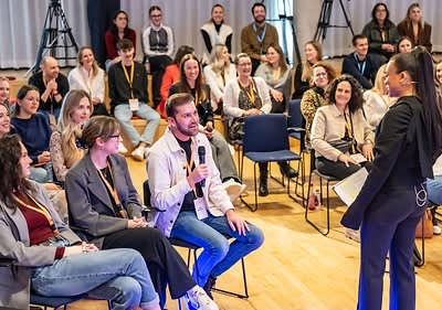 Menschen bei einer Konferenz im GesprÀch