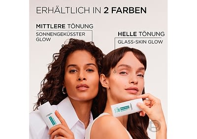 2 Frauen halten die Produkte in der Hand