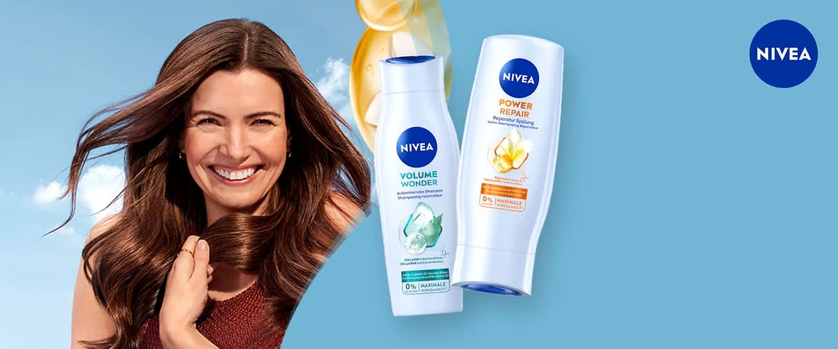 Zwei Nivea Haarpflegeprodukte auf blauem Hintergrund