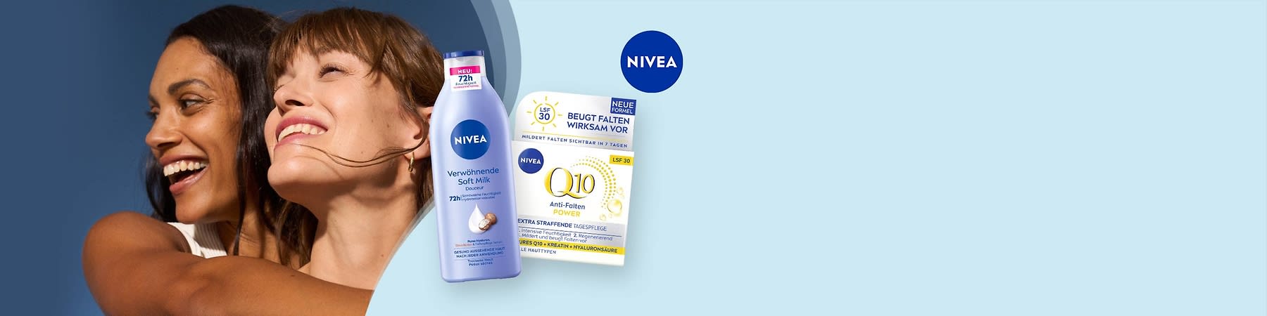 Eine hellblaue Flasche Nivea Verwöhnende Soft Milk mit 72 Stunden Pflege und einer Abbildung einer Mandel steht neben einer Packung Nivea Q10 Anti-Falten Power Tagespflege mit LSF 15, die verspricht, Falten in 7 Tagen zu mildern und einen 2-fachen Kollagen-Booster enthält, im Hintergrund ist das Nivea-Logo in einem blauen Kreis sichtbar