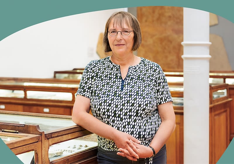 Madelaine Böhme im Potrait stehend in einem Museum