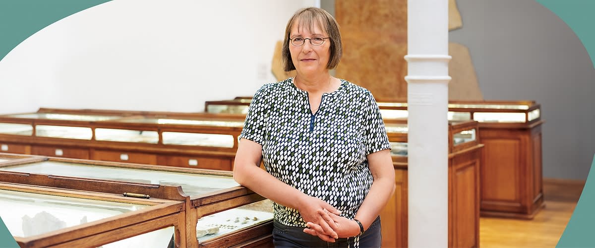 Madelaine Böhme im Potrait stehend in einem Museum