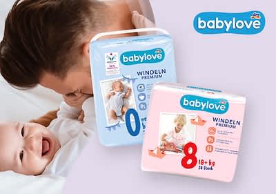 Vater mit Babylove-Windeln im Hintergrund