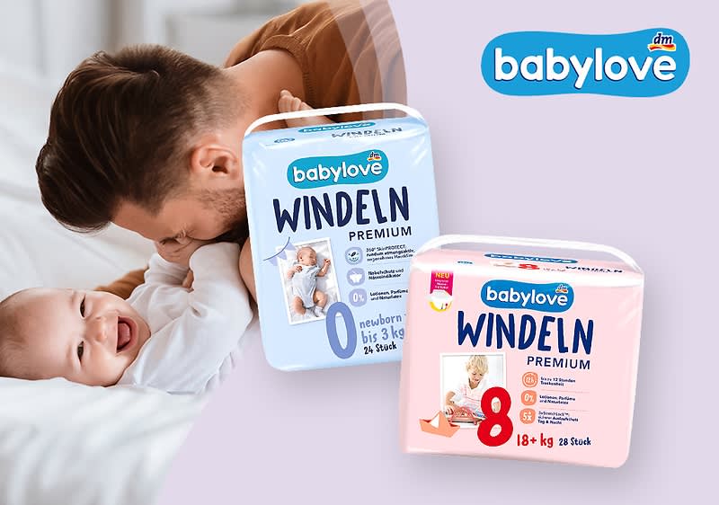 Vater mit Babylove-Windeln im Hintergrund