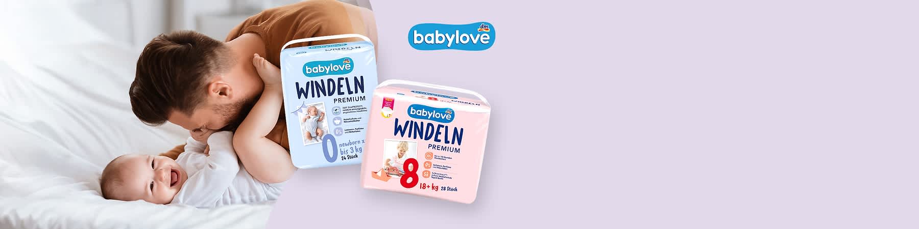 Vater mit Babylove-Windeln im Hintergrund
