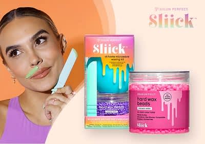 Frau hält Wachsstreifen, daneben Wachskit und Wachskugeln