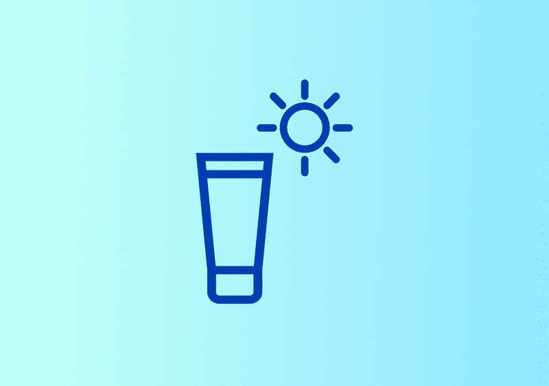 Eine blaue Illustration zeigt eine Tube Sonnencreme neben einem stilisierten Sonnensymbol auf hellblauem Hintergrund