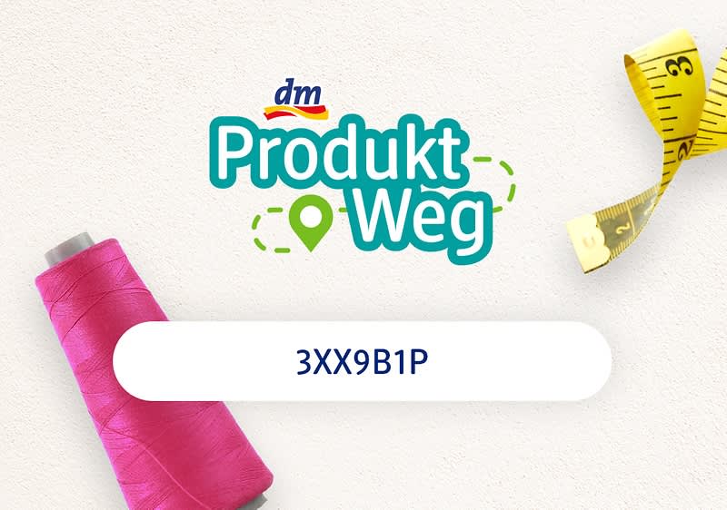 Eine Illustration zeigt eine pinke Garnrolle links und ein gelbes Maßband rechts auf einem hellen Hintergrund, in der Mitte steht der Text dm Produkt Weg mit einem grünen Punkt und gestrichelter Linie, darunter befindet sich ein weißes Feld mit dem Code 3XX9B1P