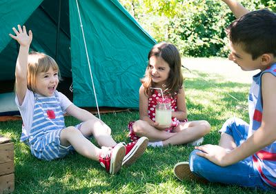 Kinder spielen im Garten