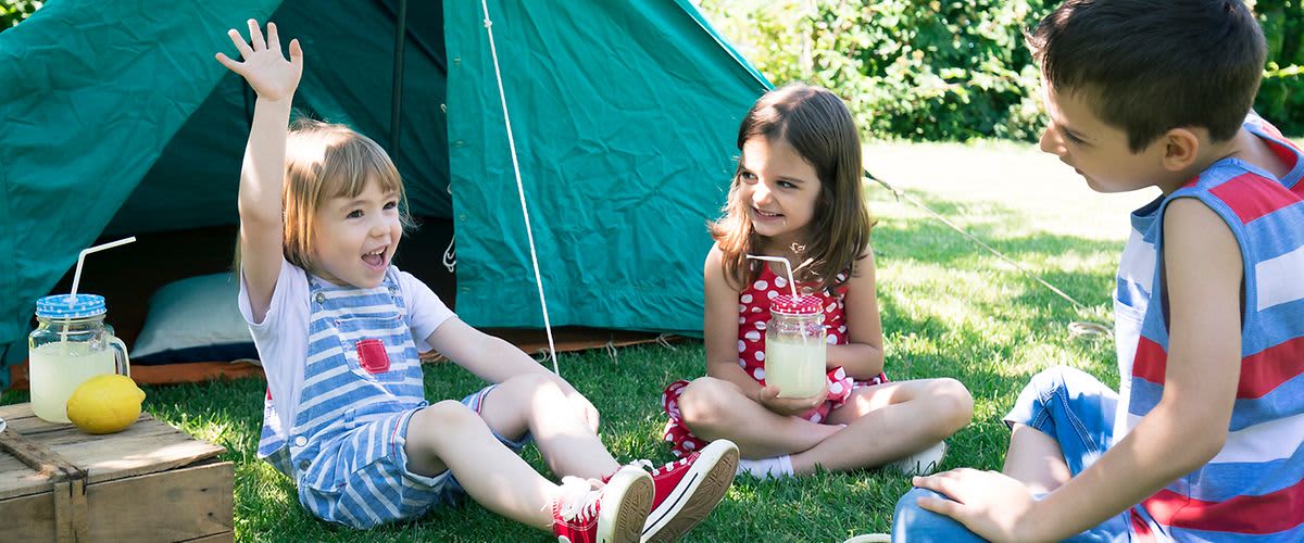 Kinder spielen im Garten